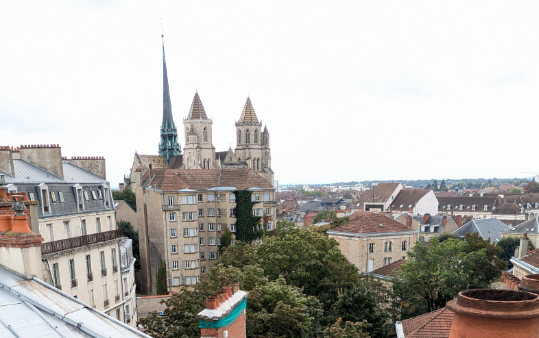 Centre-ville et accès difficile : Une inspection de toiture par drone est toujours possible !